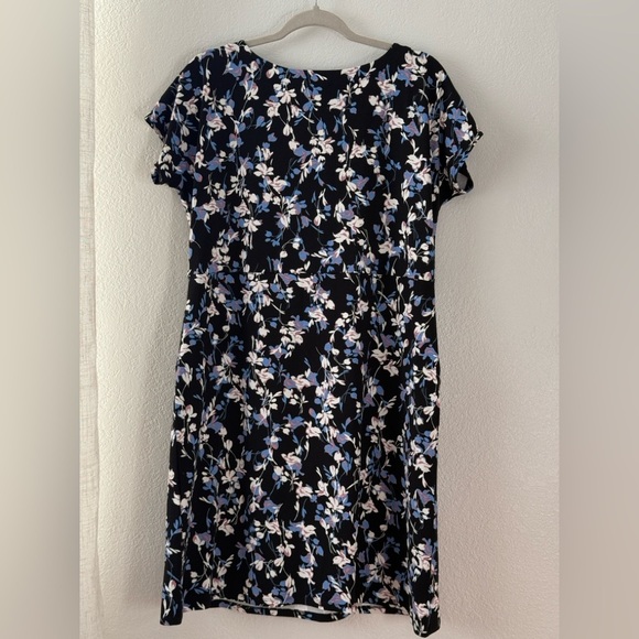 J. Jill Wearever Relaxed Two-Pocket T-Shirt Dress Floral size M - Picture 9 of 10